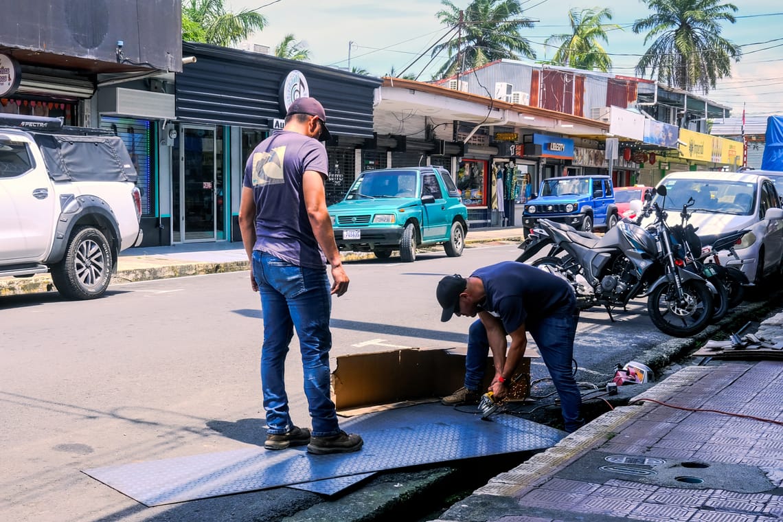 Men at work in Costa Rica